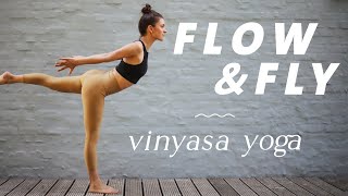 Yoga Ganzkörper Flow  30 kraftvolle Min für einen starken amp flexiblen Körper  Flow amp Fly [upl. by Edvard]