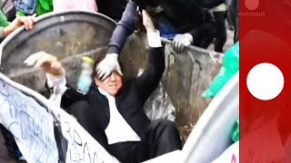 Video Unbeliebter Politiker landet in Mülltonne in Kiew Ukraine [upl. by Lamiv]