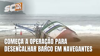 Começa trabalho para retirar barco encalhado em Navegantes [upl. by Maillw739]