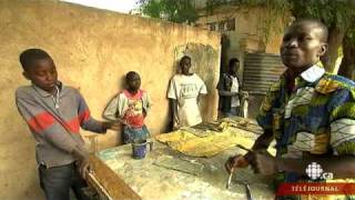 Téléjournal  Peindre pour les enfants de Bamako [upl. by Okika726]