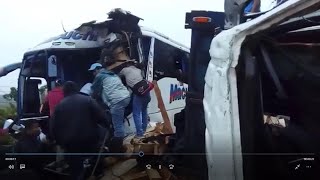 Choque frontal entre un bus y un camión deja como saldo una persona fallecida [upl. by Myron]