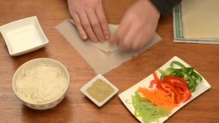 Vietnamese loempia vouwen  How to fold a spring roll [upl. by Annaek]