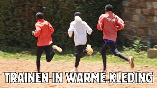 Waarom Trainen Keniaanse Hardlopers in Warme Kleding amp Gevallen Op De Dirt Roads [upl. by Levitan]