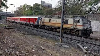 Mumbai LTTKaraikal Weekly Express Led By Kalyan WAP7 Enters Pune Junction On A Sunny Afternoon [upl. by Ellenej529]