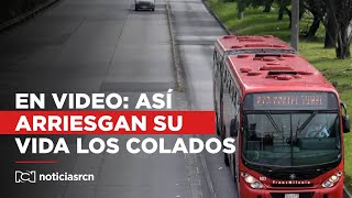 En video así es como colados en Transmilenio arriesgan su vida para evitar pagar el pasaje [upl. by Fredel]