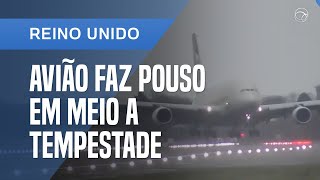 AVIÃO FAZ POUSO DIFÍCIL QUASE DE LADO EM LONDRES [upl. by Htebsil]