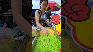 2 Colors Noodles 25 Baht  บะหมี่ 2 สี ห่อละ25บาท ตลาดนัดวัดแก้ว กรุงเทพฯ [upl. by Aseiram]