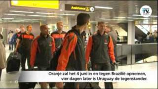 Nederlands elftal vertrekt vanaf Schiphol [upl. by Brezin]