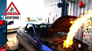 Motor fängt Feuer  Corsa nach der Motorwäsche Dumm Tüch [upl. by Enyawud244]