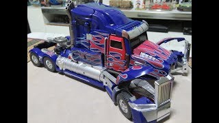 Unique Toys UTR02 Challenger Optimus Prime extended with stop motion [upl. by Hayward]