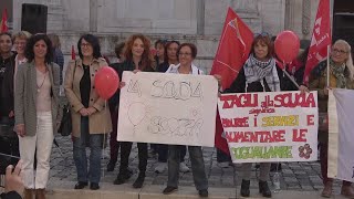 Scuola in protesta presidio davanti alla Prefettura [upl. by Attenod]