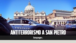 Sicurezza rafforzata in Vaticano fedeli e turisti in fila per i controlli prima dellAngelus [upl. by Llieno]