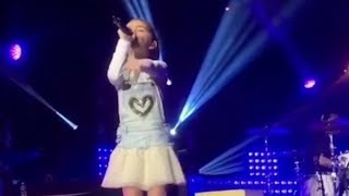 Valentina souhaite un Joyeux Anniversaire à son Papi en concert [upl. by Felten]