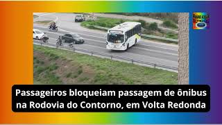 Passageiros bloqueiam passagem de ônibus na Rodovia do Contorno em Volta Redonda [upl. by Barber]