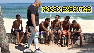 PEGADINHA ENCONTREI O ALV0 NA ESQUINA DA PRAIA  Prank Beach [upl. by Godbeare]