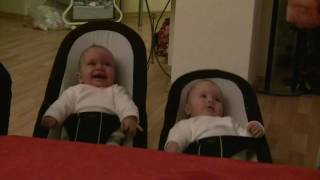 Lachende Zwillinge in der BabyWippe  laughing twins with babyrockers [upl. by Nara713]