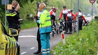 Wielrenner raakt ernstig gewond in Vinkeveen  0297nl [upl. by Peednam]