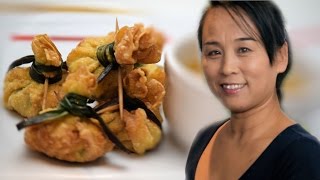 Thai Crispy Chicken Wonton Parcel Recipe Asian Finger Buffet Recipe [upl. by Cos349]