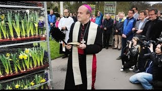 Bedankt voor de bloemen Mgr Van den Hende zegent bloemen voor de Paus [upl. by Eelarbed]