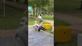 Las pelotas falsas😳🤣 broma de humor🤭 funny prank humor viralvideo shorts funnymoments [upl. by Euqinim]