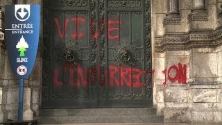 Des graffitis anarchistes à lentrée du SacréCoeur à Paris [upl. by Jez880]