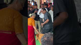 MP Sudha Murthy pet dog Gopi at Dasara dog show mysoredasara2024 sudhamurty goldenretriever [upl. by Oilime1]