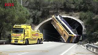 Accident dun autocar a la C32 a Pineda de Mar Maresme [upl. by Nwahsal976]