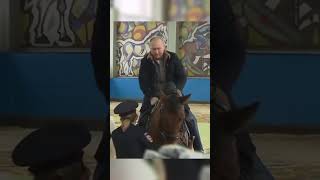 putin lider presidente rusia Vladimir Putin ride a horse [upl. by Elane]