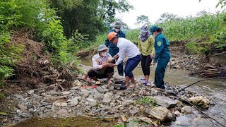 kind engineer and the militia rescued the stranded child who was swept away by the water [upl. by Heisel149]