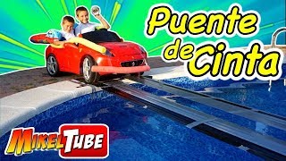 Construimos un puente de cinta para cruzar la piscina con el coche de juguete [upl. by Shanleigh]