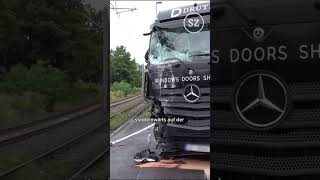 Lkw stößt in Dresden mit Straßenbahn zusammen [upl. by Ylrebmek]