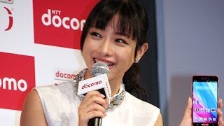 堀北真希＆石原さとみ登場！ NTTドコモ2013ー14年冬春モデル新商品発表会 囲み [upl. by Eidoow]