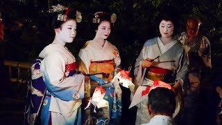 秋の京都、外国人観光客に大人気！夜の祇園で美しい舞妓さんたちの行列！海外の反応 [upl. by Nitfa]