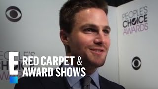 quotArrowsquot Stephen Amell Talks Oliver and Felicitys Chemistry  E Peoples Choice Awards [upl. by Pattison925]