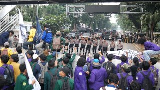 FULL HD  MAHASISWA AKSI GANAS DI PATUNG KUDA quotCOBA DOBRAK PAGAR BETONquot DAN HAMPIR BENTROK❗❗❗ [upl. by Aldas158]