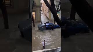 Dos jóvenes rescatan a varios niños atrapados por la DANA en Jerez de la Frontera [upl. by Llyrehc]