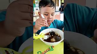 Marcello makan bakso Vs Bang iskandar makan bakso😂 mukbang bakso [upl. by Cacia368]