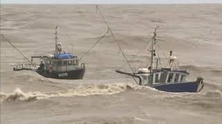 Video increible 2 barcos de pesca en mares extremadamente agitados [upl. by Farwell730]