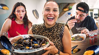 La sirène goûte mes moules c’est sa première fois 🍽️ [upl. by Tutto784]