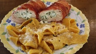 Hähnchenbrust gefüllt mit Bärlauchricotta im Speckmantel mit selbstgemachter Pasta mit Kurkuma [upl. by Llerdna]