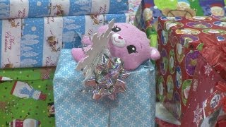 Random Acts of Kindness give kids Christmas [upl. by Aletsirc]