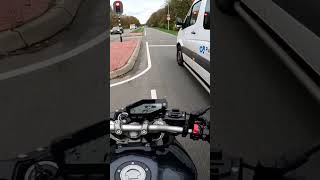 45 op een 70 weg dan kruip ik je voorbij bij het stoplicht motorcycle akrapovic yamaha [upl. by Cahra647]