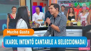 ¡Karol intentó cantarle a seleccionada de LaRoja  Mucho gusto 2018 [upl. by Atirahc947]