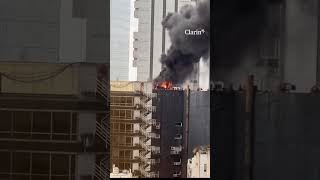 Espectacular incendio en un edificio de Retiro en Buenos Aires [upl. by Garlanda332]