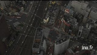 Japon  carrefour dans le quartier de Shinjuku à Tokyo de nuit [upl. by Enilorak645]