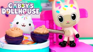 Cakeys Breakfast Surprise  GABBYS DOLLHOUSE TOY PLAY ADVENTURES [upl. by Tasia]