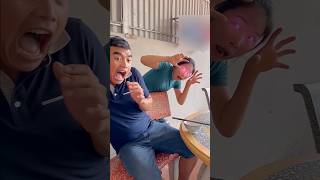 Mẹ ở sau lưng bố kìa 😱 shorts tiktok trending funny [upl. by Schnell]