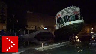 Venezia acqua alta 12 novembre 2019 vaporetto scaraventato a riva danni impressionanti [upl. by Bitthia]