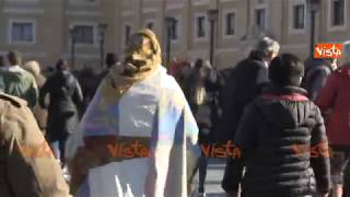 Spunta una Befana a piazza San Pietro [upl. by Zurn]