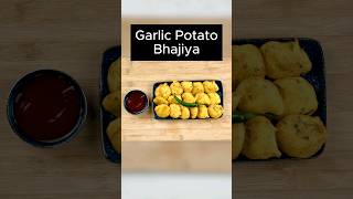 LASANIYA BATATA BHAJIYA  Garlic Potato Bhajiya  कुरकुरे लहसुन आलू पकौड़े  Aloo Ke Pakode [upl. by Alegnaed]